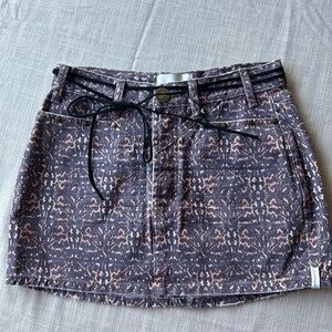 One teaspoon mini skirt ,brand new with no tags says size 26 ,reasonable offers